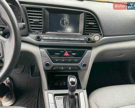 Чорний Хендай Елантра, об'ємом двигуна 2 л та пробігом 159 тис. км за 9600 $, фото 5 на Automoto.ua