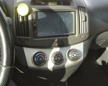 Фиолетовый Хендай Элантра, объемом двигателя 1.59 л и пробегом 192 тыс. км за 6500 $, фото 4 на Automoto.ua