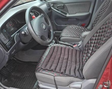 Красный Хендай Элантра, объемом двигателя 1.6 л и пробегом 200 тыс. км за 3200 $, фото 5 на Automoto.ua