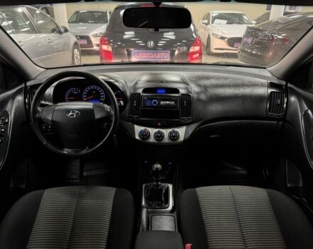 Красный Хендай Элантра, объемом двигателя 1.6 л и пробегом 142 тыс. км за 6800 $, фото 10 на Automoto.ua