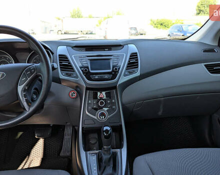 Красный Хендай Элантра, объемом двигателя 1.8 л и пробегом 214 тыс. км за 8400 $, фото 7 на Automoto.ua