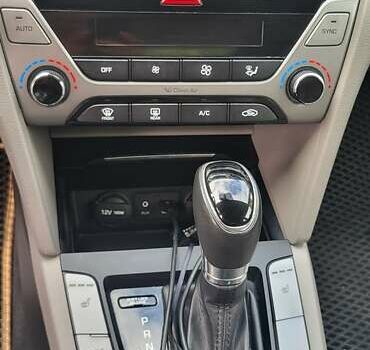 Красный Хендай Элантра, объемом двигателя 2 л и пробегом 69 тыс. км за 12000 $, фото 12 на Automoto.ua