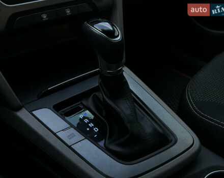 Красный Хендай Элантра, объемом двигателя 2 л и пробегом 160 тыс. км за 12499 $, фото 13 на Automoto.ua