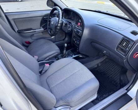 Серый Хендай Элантра, объемом двигателя 1.6 л и пробегом 250 тыс. км за 2800 $, фото 5 на Automoto.ua