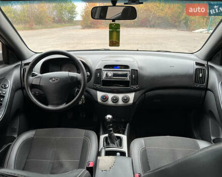 Сірий Хендай Елантра, об'ємом двигуна 1.6 л та пробігом 287 тис. км за 4600 $, фото 33 на Automoto.ua