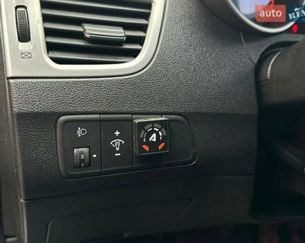 Сірий Хендай Елантра, об'ємом двигуна 1.59 л та пробігом 232 тис. км за 8290 $, фото 16 на Automoto.ua