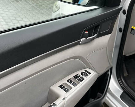 Серый Хендай Элантра, объемом двигателя 2 л и пробегом 190 тыс. км за 10200 $, фото 9 на Automoto.ua