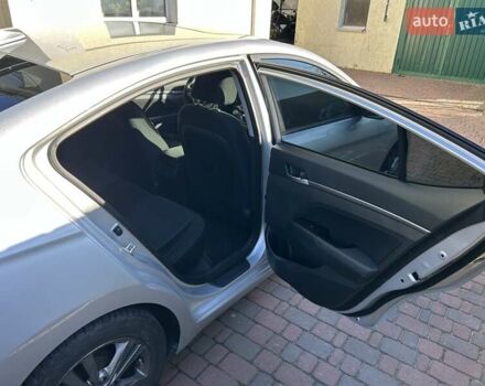 Серый Хендай Элантра, объемом двигателя 2 л и пробегом 198 тыс. км за 12500 $, фото 7 на Automoto.ua