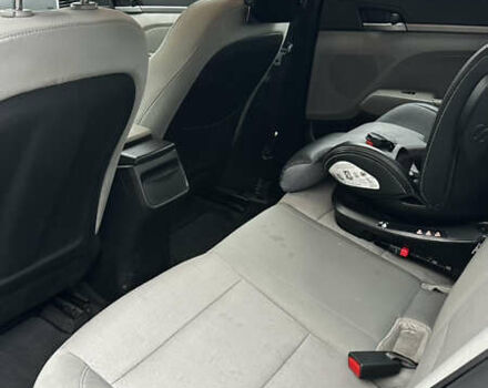 Серый Хендай Элантра, объемом двигателя 2 л и пробегом 190 тыс. км за 10200 $, фото 12 на Automoto.ua