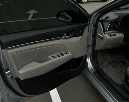 Серый Хендай Элантра, объемом двигателя 2 л и пробегом 115 тыс. км за 12000 $, фото 7 на Automoto.ua