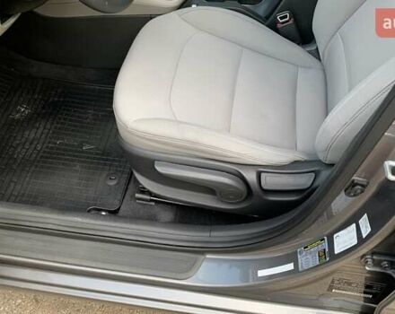 Сірий Хендай Елантра, об'ємом двигуна 2 л та пробігом 165 тис. км за 10700 $, фото 3 на Automoto.ua