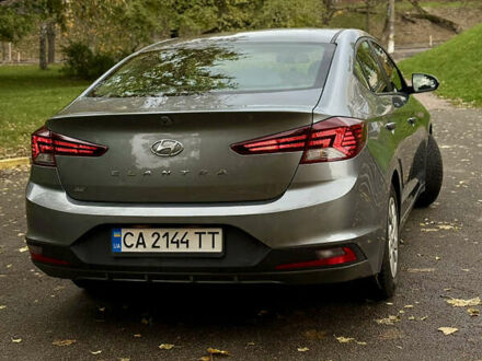 Серый Хендай Элантра, объемом двигателя 2 л и пробегом 142 тыс. км за 13000 $, фото 1 на Automoto.ua