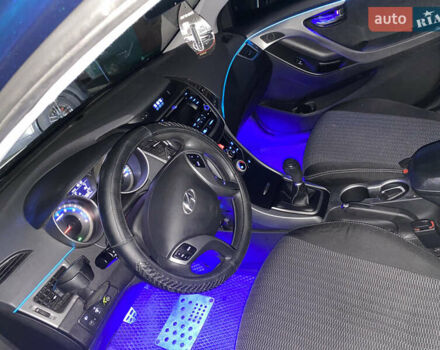 Синій Хендай Елантра, об'ємом двигуна 1.59 л та пробігом 240 тис. км за 9000 $, фото 5 на Automoto.ua