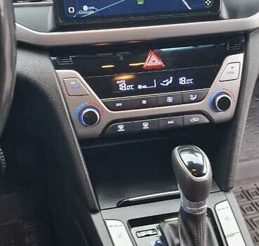 Хендай Элантра 2018 в Киеве на Automoto.ua Синий Хендай Элантра, объемом двигателя 2 л и пробегом 117 тыс. км за 14500 $, фото 14 на Automoto.ua