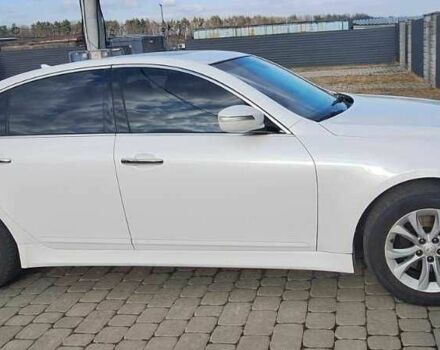 Белый Хендай Генезис, объемом двигателя 3.8 л и пробегом 250 тыс. км за 8000 $, фото 1 на Automoto.ua