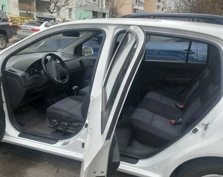 Белый Хендай Гетц, объемом двигателя 1.4 л и пробегом 120 тыс. км за 5000 $, фото 5 на Automoto.ua