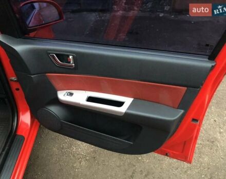 Красный Хендай Гетц, объемом двигателя 1.6 л и пробегом 100 тыс. км за 5000 $, фото 5 на Automoto.ua