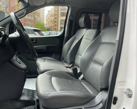 Белый Хендай Гранд Старекс, объемом двигателя 2.5 л и пробегом 70 тыс. км за 31500 $, фото 9 на Automoto.ua