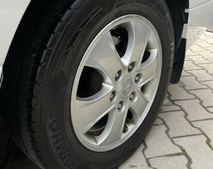 Белый Хендай Гранд Старекс, объемом двигателя 2.5 л и пробегом 70 тыс. км за 31500 $, фото 7 на Automoto.ua