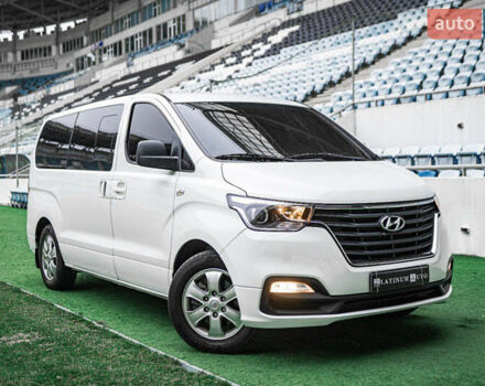 Белый Хендай Гранд Старекс, объемом двигателя 2.5 л и пробегом 65 тыс. км за 28500 $, фото 1 на Automoto.ua