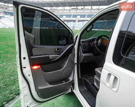 Белый Хендай Гранд Старекс, объемом двигателя 2.5 л и пробегом 65 тыс. км за 28500 $, фото 21 на Automoto.ua