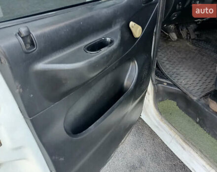 Белый Хендай Н 200, объемом двигателя 2.5 л и пробегом 430 тыс. км за 2500 $, фото 12 на Automoto.ua