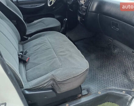 Белый Хендай Н 200, объемом двигателя 2.5 л и пробегом 430 тыс. км за 2500 $, фото 19 на Automoto.ua