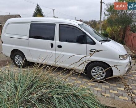 Белый Хендай Н 200, объемом двигателя 2.48 л и пробегом 348 тыс. км за 4500 $, фото 2 на Automoto.ua