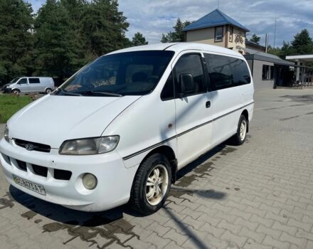 Белый Хендай Н 200, объемом двигателя 2.5 л и пробегом 355 тыс. км за 2000 $, фото 1 на Automoto.ua