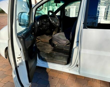 Белый Хендай Н 200, объемом двигателя 2.5 л и пробегом 135 тыс. км за 4400 $, фото 4 на Automoto.ua