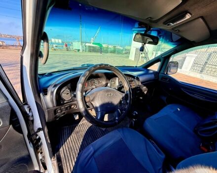 Белый Хендай Н 200, объемом двигателя 2.5 л и пробегом 135 тыс. км за 4400 $, фото 6 на Automoto.ua