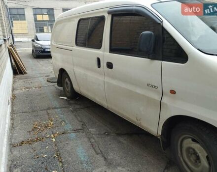 Белый Хендай Н 200, объемом двигателя 2.5 л и пробегом 212 тыс. км за 2500 $, фото 5 на Automoto.ua
