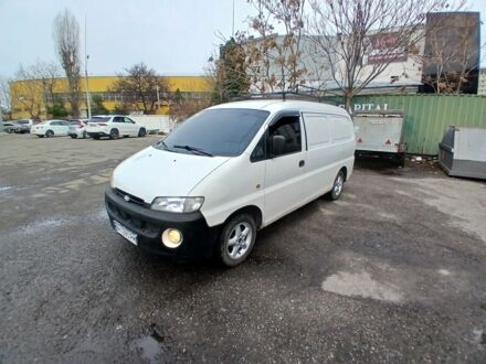 Белый Хендай Н 200, объемом двигателя 2.5 л и пробегом 300 тыс. км за 3299 $, фото 1 на Automoto.ua