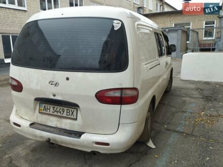 Белый Хендай Н 200, объемом двигателя 2.5 л и пробегом 212 тыс. км за 2500 $, фото 1 на Automoto.ua