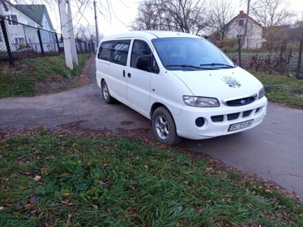 Белый Хендай Н 200, объемом двигателя 2.5 л и пробегом 450 тыс. км за 2000 $, фото 1 на Automoto.ua