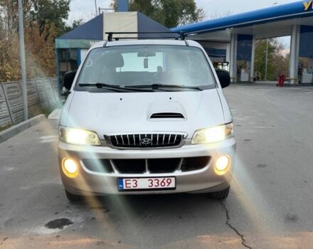 Бежевый Хендай Н 200, объемом двигателя 2.5 л и пробегом 250 тыс. км за 3800 $, фото 1 на Automoto.ua