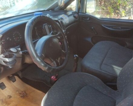 Красный Хендай Н 200, объемом двигателя 2.5 л и пробегом 200 тыс. км за 2500 $, фото 6 на Automoto.ua