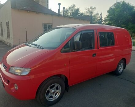 Красный Хендай Н 200, объемом двигателя 2.5 л и пробегом 262 тыс. км за 4500 $, фото 5 на Automoto.ua