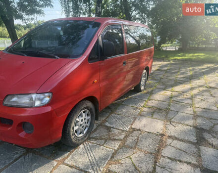 Красный Хендай Н 200, объемом двигателя 2.48 л и пробегом 300 тыс. км за 3600 $, фото 2 на Automoto.ua