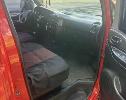 Красный Хендай Н 200, объемом двигателя 2.48 л и пробегом 300 тыс. км за 3600 $, фото 4 на Automoto.ua