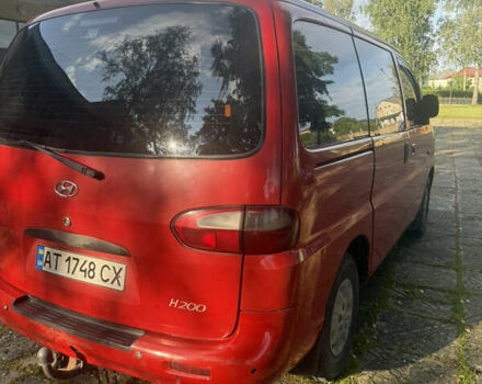 Красный Хендай Н 200, объемом двигателя 2.48 л и пробегом 300 тыс. км за 3600 $, фото 3 на Automoto.ua