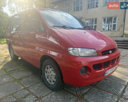 Красный Хендай Н 200, объемом двигателя 2.48 л и пробегом 300 тыс. км за 3600 $, фото 1 на Automoto.ua