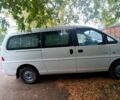 Белый Хендай Н 200 пасс., объемом двигателя 2.5 л и пробегом 250 тыс. км за 3900 $, фото 2 на Automoto.ua