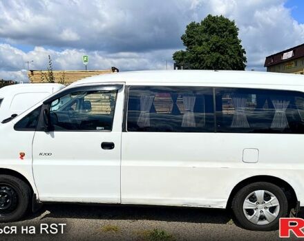 Белый Хендай Н 200 пасс., объемом двигателя 2.5 л и пробегом 300 тыс. км за 3000 $, фото 2 на Automoto.ua