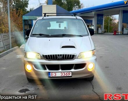 Серый Хендай Н 200 пасс., объемом двигателя 2.5 л и пробегом 250 тыс. км за 3800 $, фото 2 на Automoto.ua