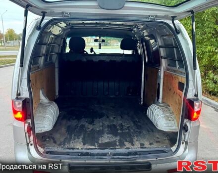 Серый Хендай Н 200 пасс., объемом двигателя 2.5 л и пробегом 250 тыс. км за 3800 $, фото 5 на Automoto.ua