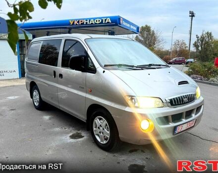 Серый Хендай Н 200 пасс., объемом двигателя 2.5 л и пробегом 250 тыс. км за 3800 $, фото 1 на Automoto.ua