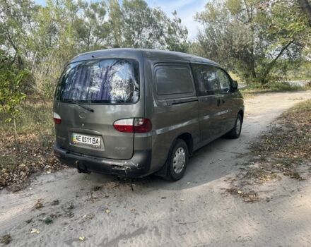 Сірий Хендай Н 200, об'ємом двигуна 2.5 л та пробігом 240 тис. км за 4000 $, фото 4 на Automoto.ua