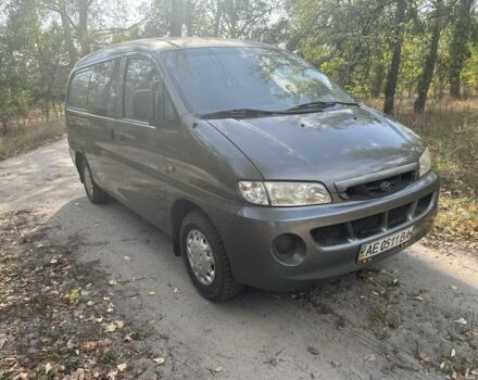 Сірий Хендай Н 200, об'ємом двигуна 2.5 л та пробігом 240 тис. км за 4000 $, фото 2 на Automoto.ua