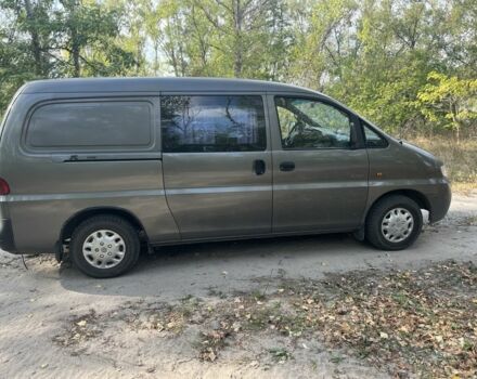 Сірий Хендай Н 200, об'ємом двигуна 2.5 л та пробігом 240 тис. км за 4000 $, фото 3 на Automoto.ua